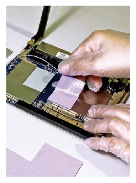 將導熱矽膠片輕壓至熱源上 將導熱矽膠片輕壓至熱源上