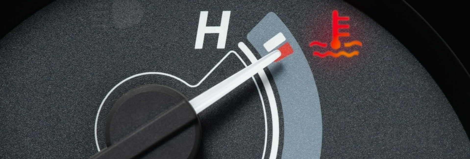 Illustration of a cooling and heating system in cells, displayed in a 4680 battery format. A close-up of a temperature gauge needle pointing towards the high-temperature zone on a dial.